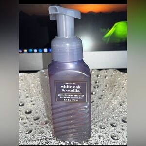 Bath & Body Works White Barn White Oak and Vanilla Gentle Foaming Hand Soap